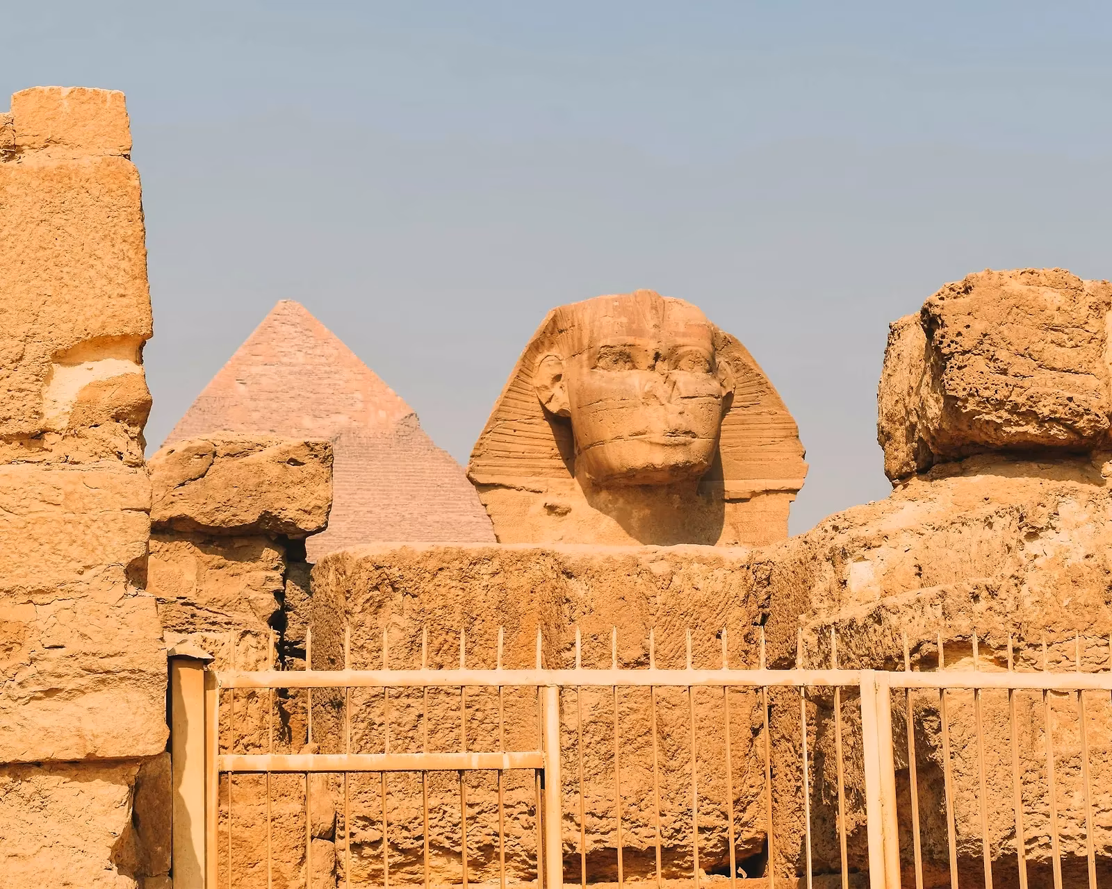 Een model van de Sfinx met een piramide op schaal achter een afzetting in het Mini Egypt Park