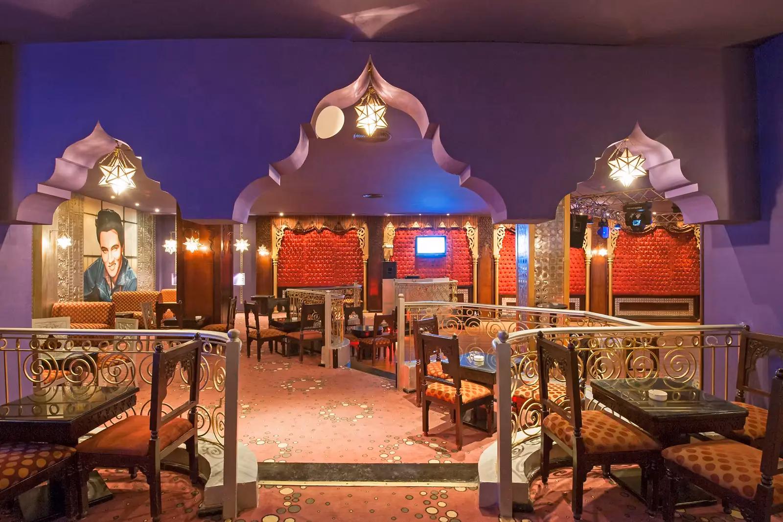 Lounge met paarse oosterse bogen, sterlampen, rode capitonné wanden en een dj-hoek bij Sentido Mamlouk Palace in Hurghada