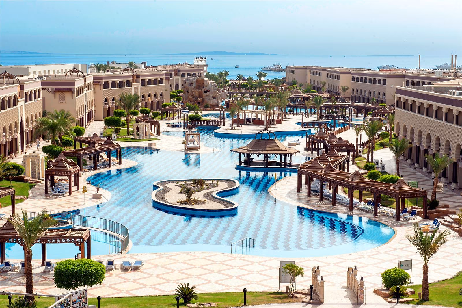 Luchtfoto van Sentido Mamlouk Palace Resort in Hurghada met het lagunezwembad en de Rode Zee met boten op de achtergrond