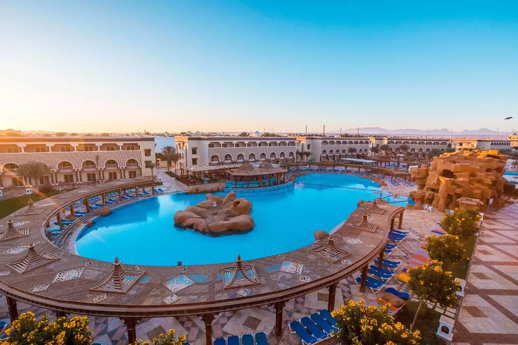 Ovaal zwembad met een rotseiland en een pergola eromheen bij zonsondergang bij Sentido Mamlouk Palace Resort in Hurghada