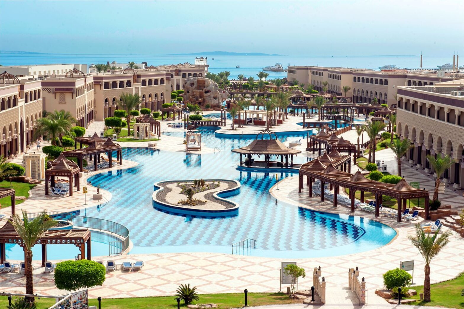 Sentido Mamlouk Palace Resort bovenaanzicht over de zwembaden en de oceaan