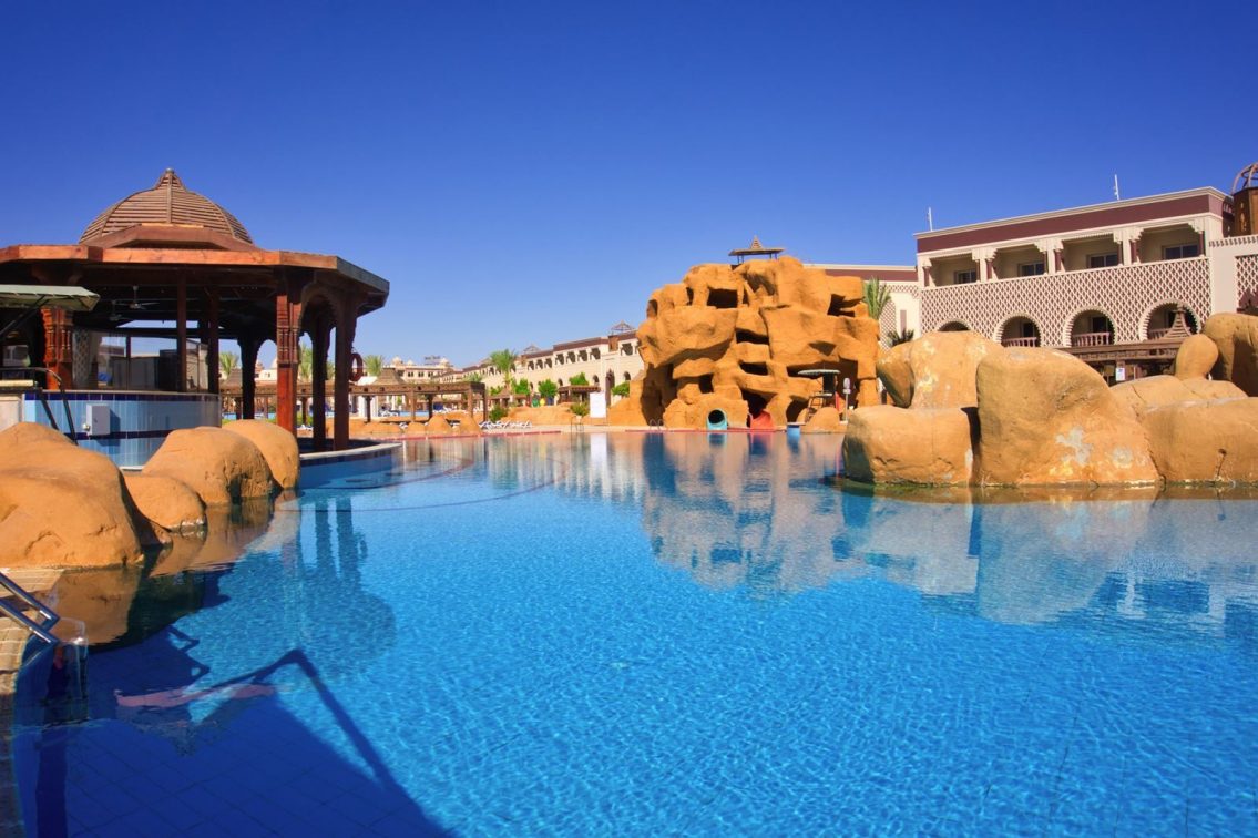 Sentido Mamlouk Palace Resort bij het zwembad waar je eindeloos kunt zwemmen.